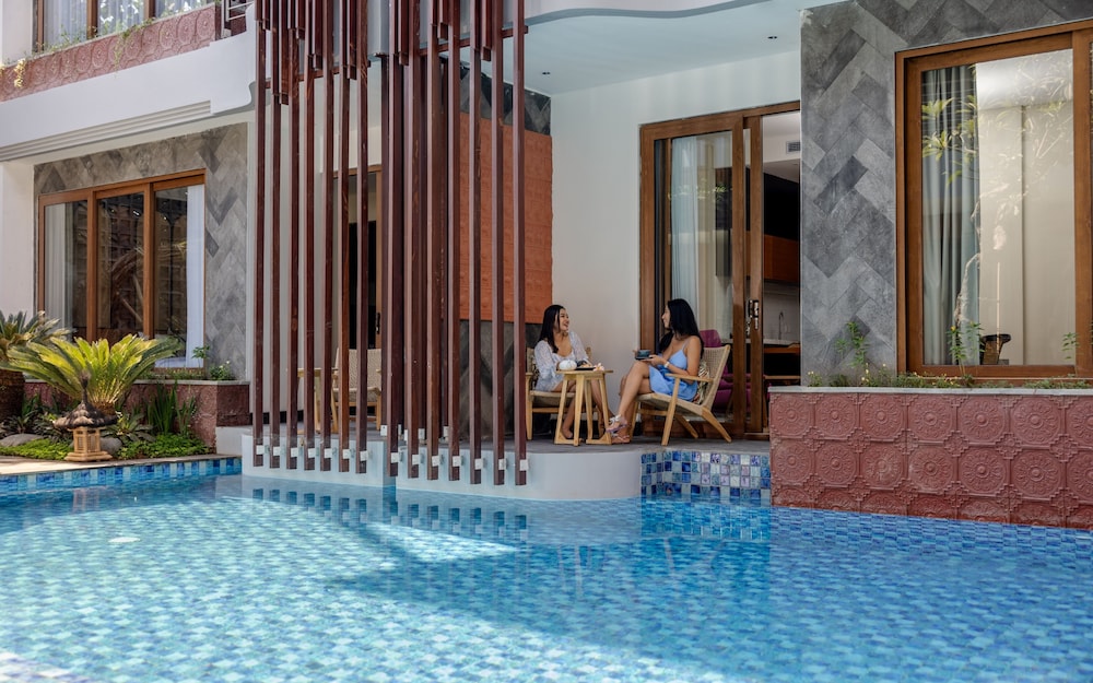 Deluxe Suite Pool Access - Photo 5