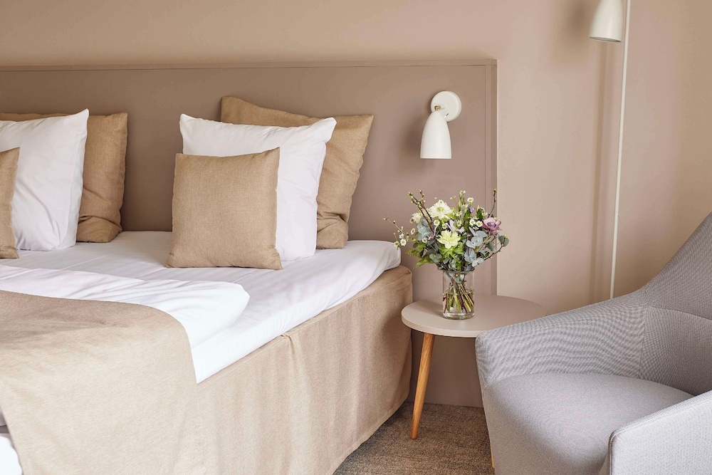 Junior Suite, 1 Queen Bed, Non Smoking (Separate Living Room) - Photo 1