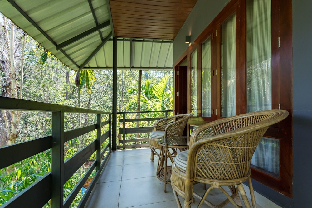 Ebony Elevated Cottage photo 3