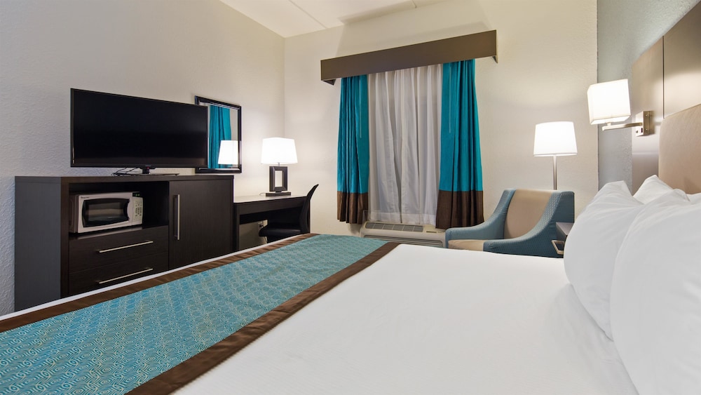 Standard Room, 1 King Bed, Non Smoking, Refrigerator & Microwave (Pet Friendly) - Photo 4