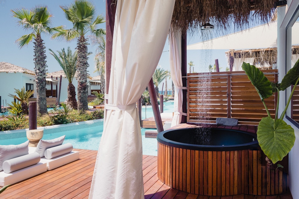 Grand Bungalow, Jetted Tub (Over water)
