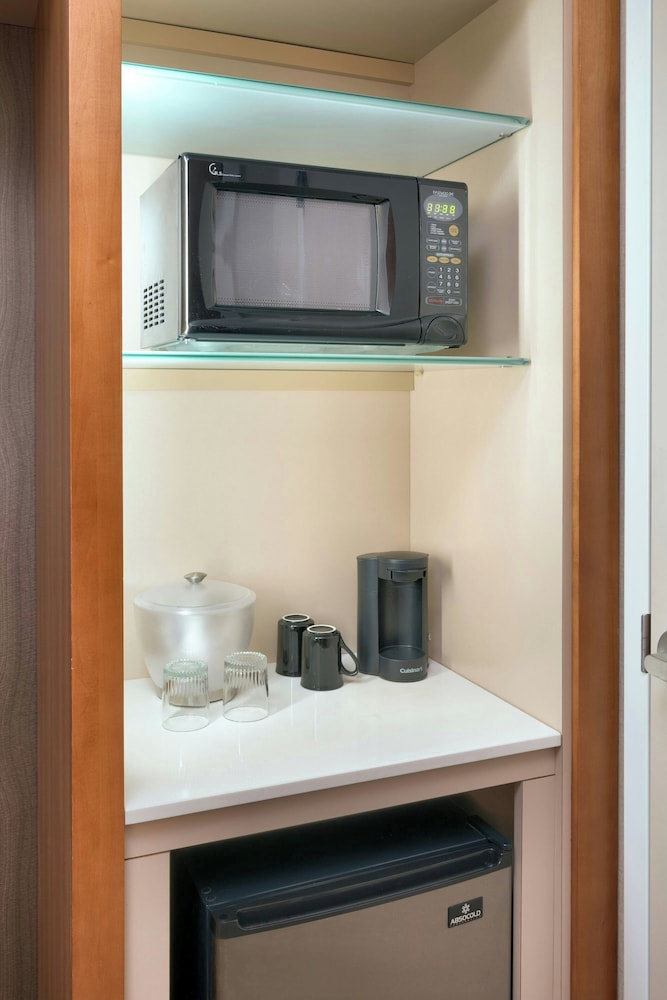 Suite, 1 King Bed with Sofa bed (Mobility/Hearing Access, Roll-in Shwr) - Photo 4