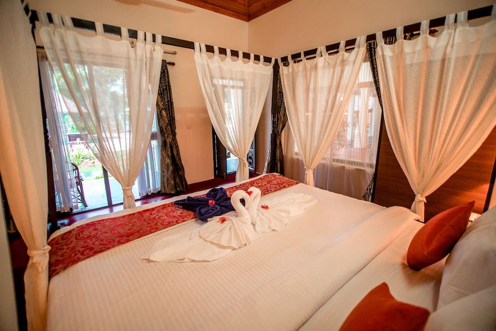 Deluxe Pool View Room