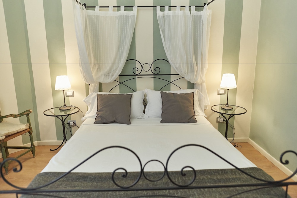 Superior Double Room, 1 Queen Bed, Ensuite, City View (Vista Duomo) photo 3