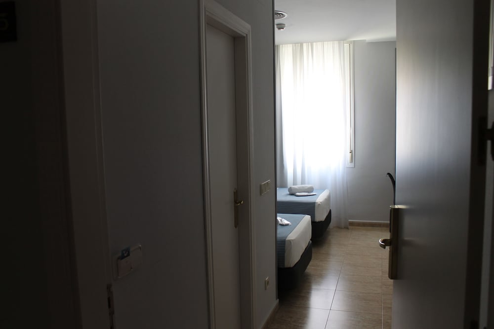 Standard Room, 2 Twin Beds - Photo 6