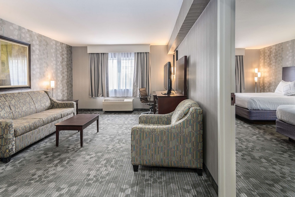Suite, 2 Queen Beds, Non Smoking, Refrigerator & Microwave (Living Room;with Sofabed) - Photo 6