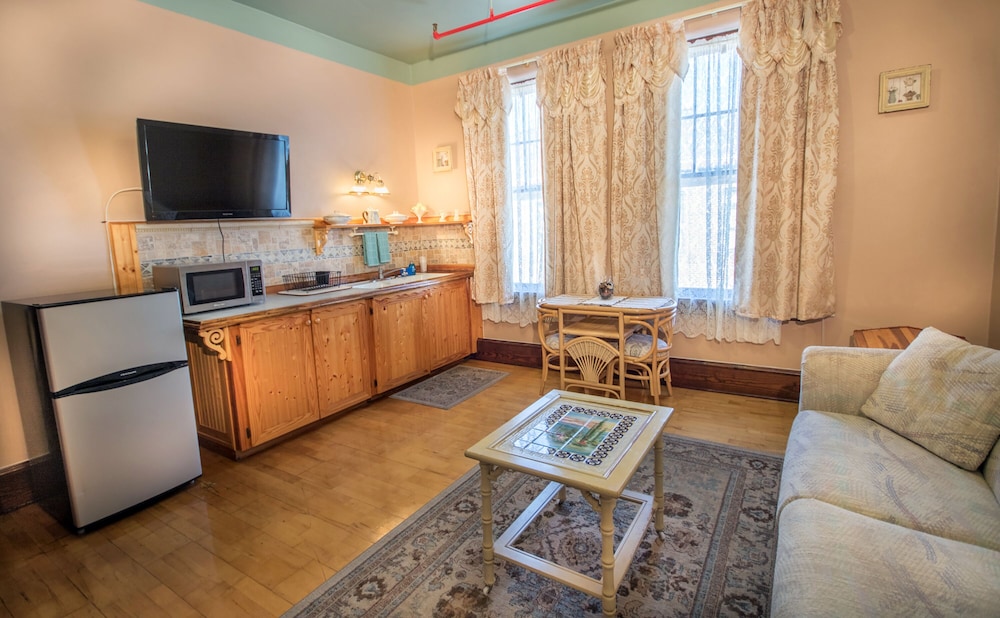 Standard Suite, 1 Queen Bed, Refrigerator & Microwave (Queen Efficiency Suite) photo 2