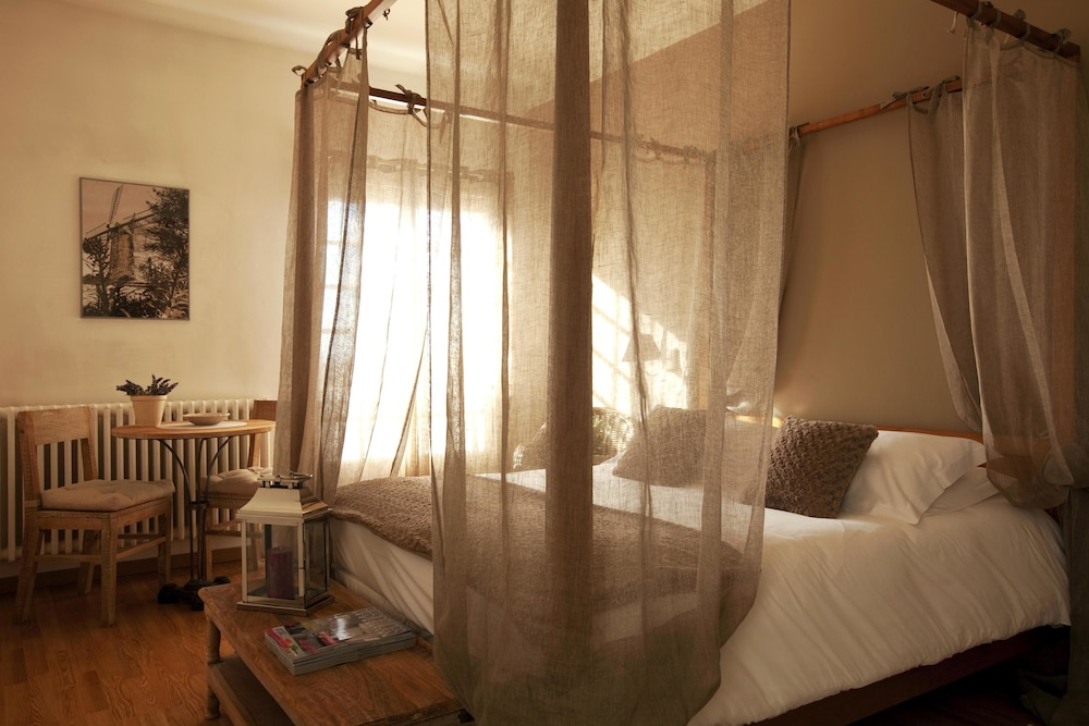 Suite - Photo 1