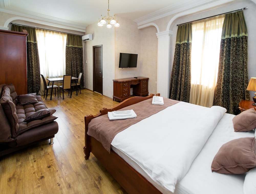 Classic Double Room, 1 King Bed with Sofa bed photo 2