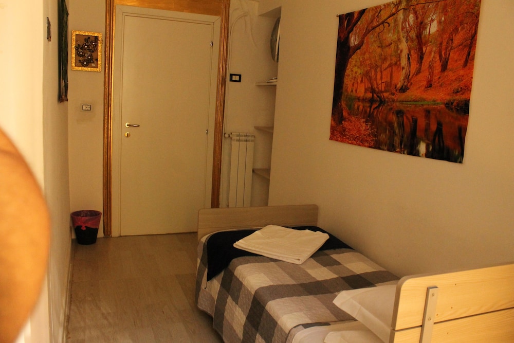 Single Room, Shared Bathroom ( Via Principe Amedeo, 62) photo 1