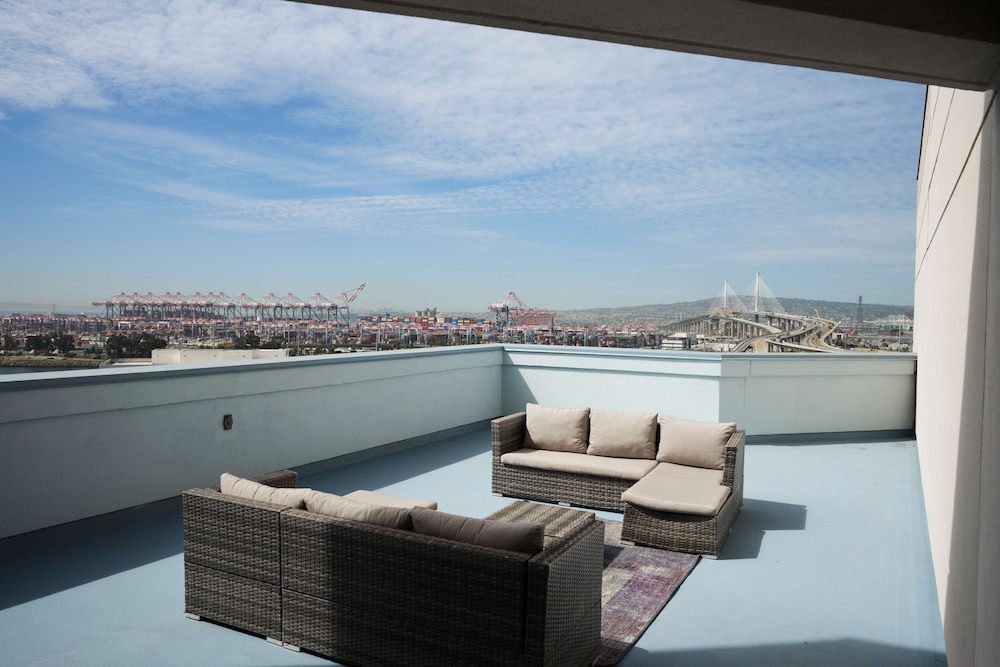 Room, 1 King Bed, Balcony - Photo 1