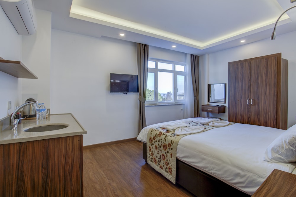 Standard Double Room with Partial Sea View photo 3
