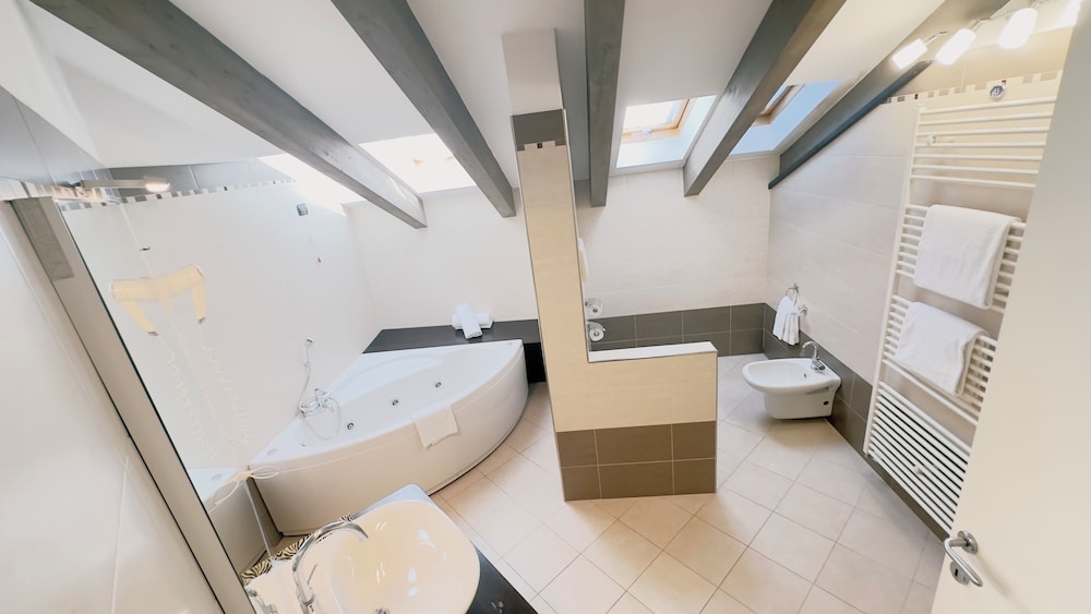Junior Suite, 1 Bedroom, Accessible, Garden View photo 2