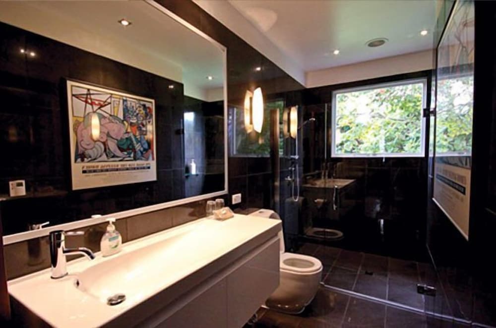 Standard Suite, 1 Bedroom, Non Smoking (Red Room) photo 3