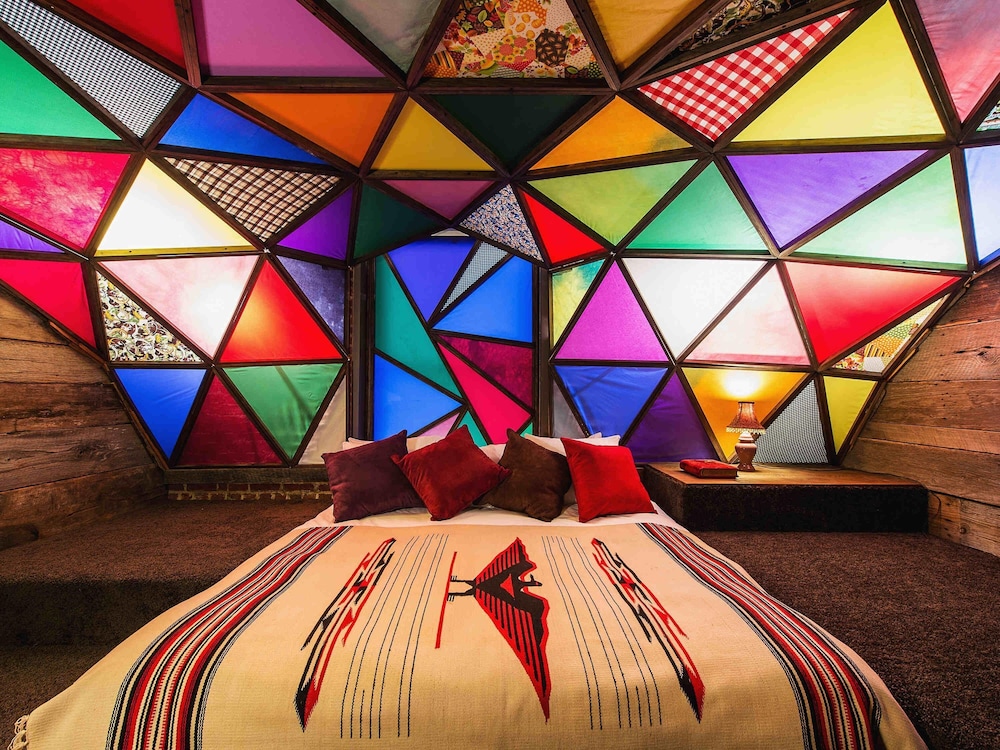 Room (Asleep in the Cyclone) photo 1