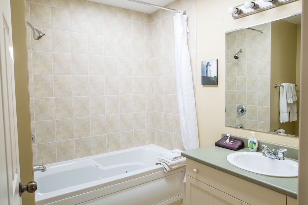 Deluxe Cottage, 2 Bedrooms, Non Smoking (2 Bed 2 Bath Cottage w/private HotTub) photo 3