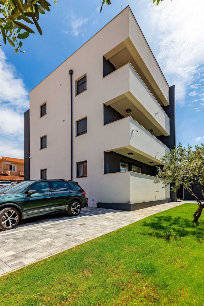 Apartment (Three Bedroom Apartment with Balcony)