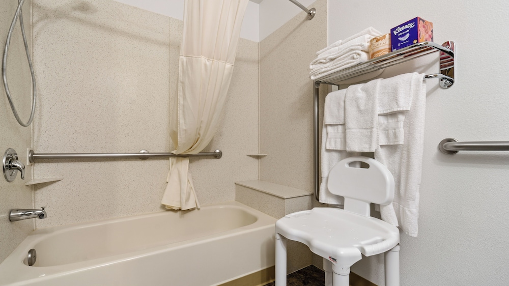 Room, 2 Queen Beds, Accessible, Non Smoking (Accessible Tub) - Photo 7