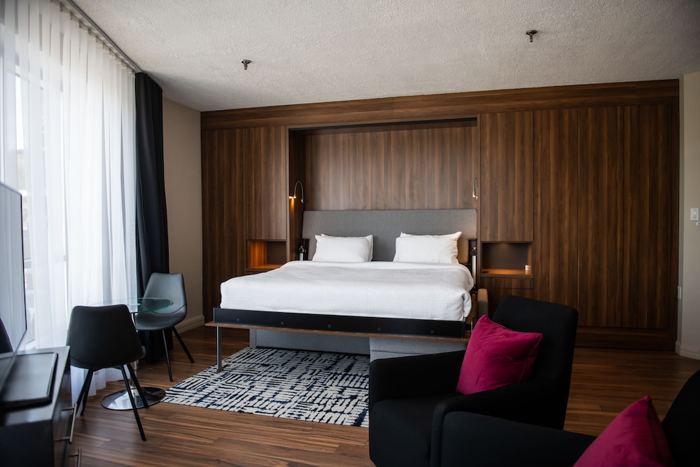 Panoramic Room, 1 King Bed, City View, Executive Level - Photo 1