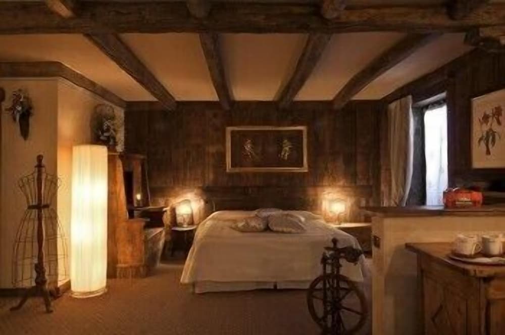 Suite - Photo 1