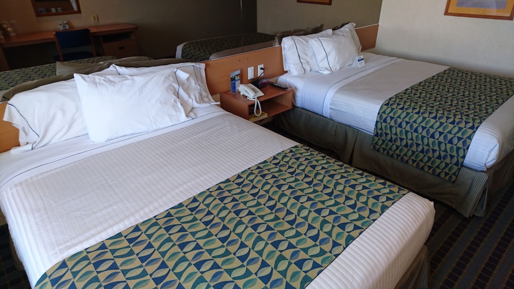 Standard Room, 2 Queen Beds, Accessible - Photo 2