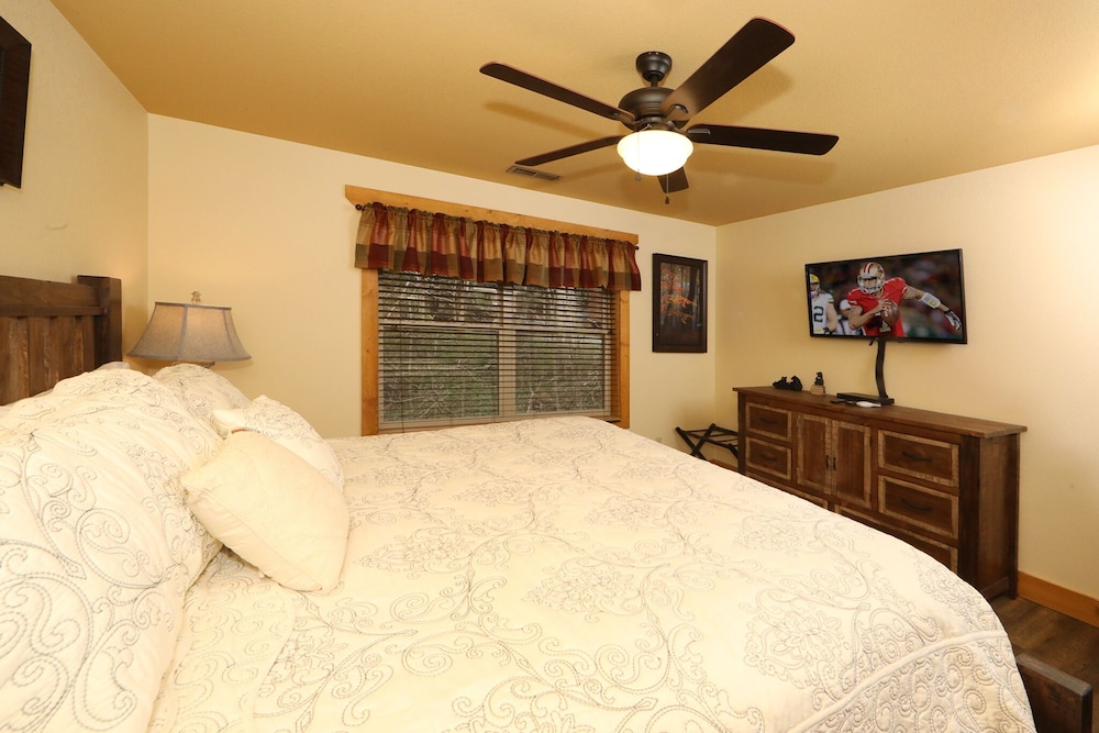 House, Multiple Beds, Hot Tub