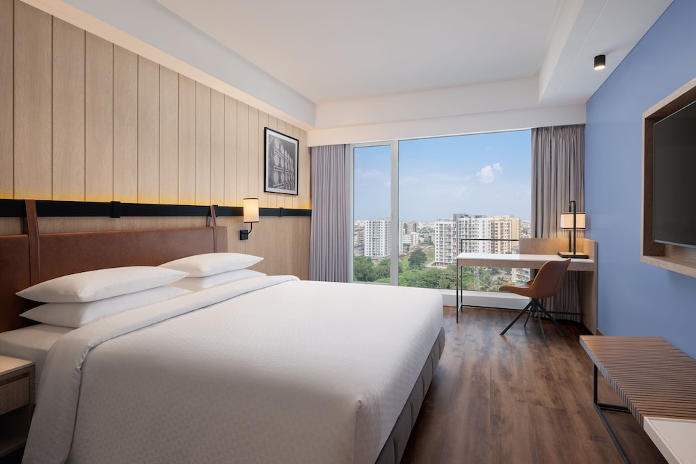 Deluxe Room, 1 King Bed, City View