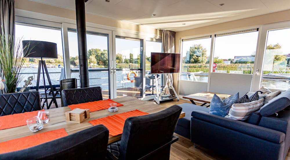 Houseboat #15 photo 1
