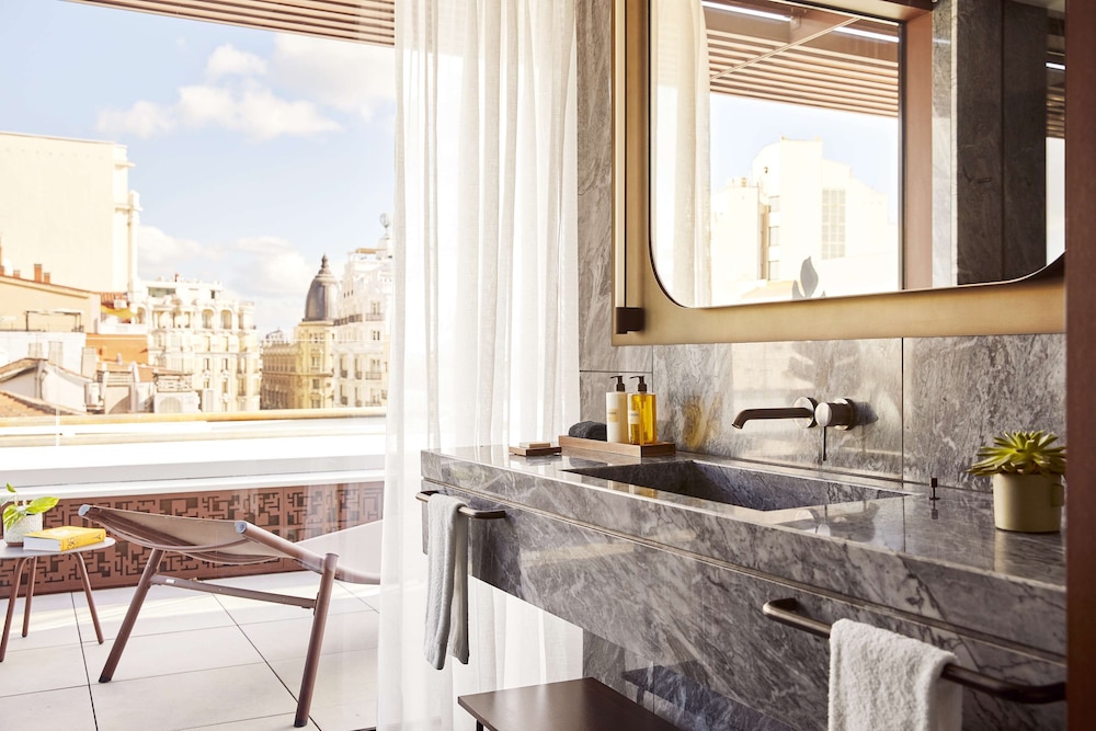 Suite, Terrace, Corner thumbnail 5