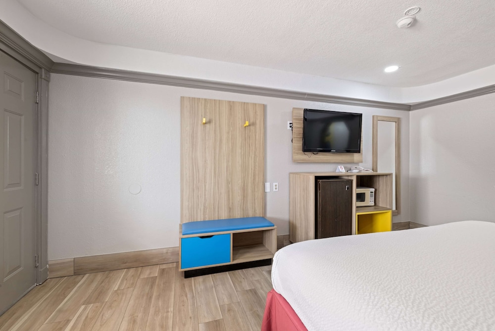 Room, 1 King Bed, Accessible, Non Smoking (Mobility, Roll-in Shower)