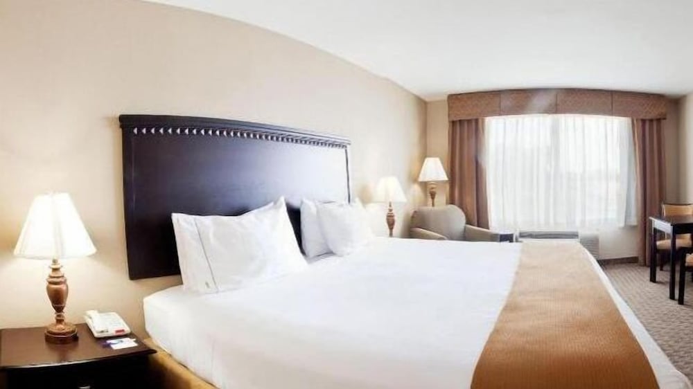 Suite, 1 King Bed - Photo 2