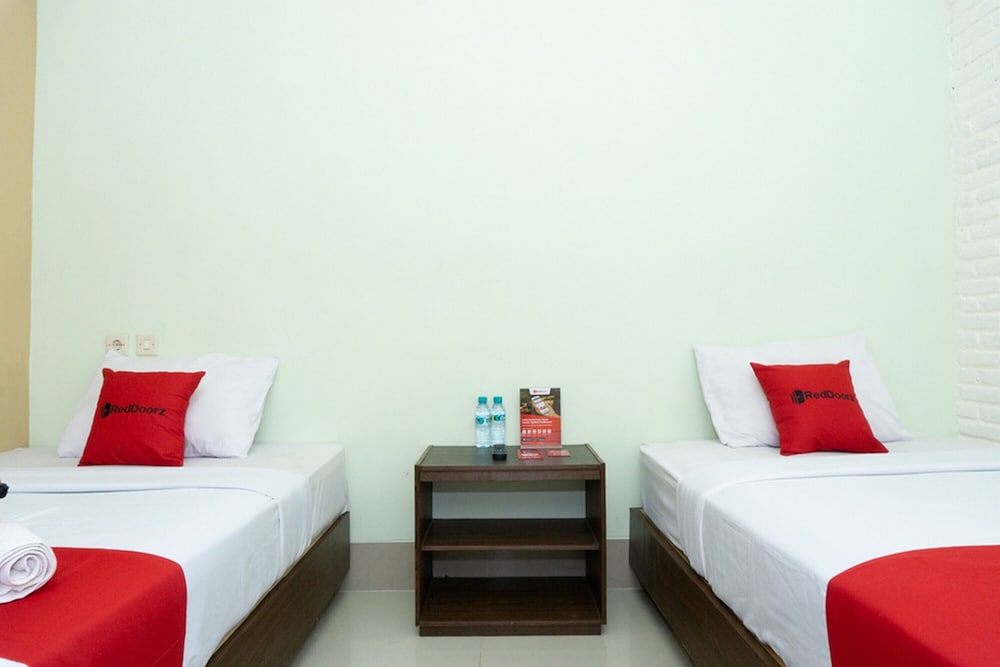 Twin Room (RedDoorz) photo 2
