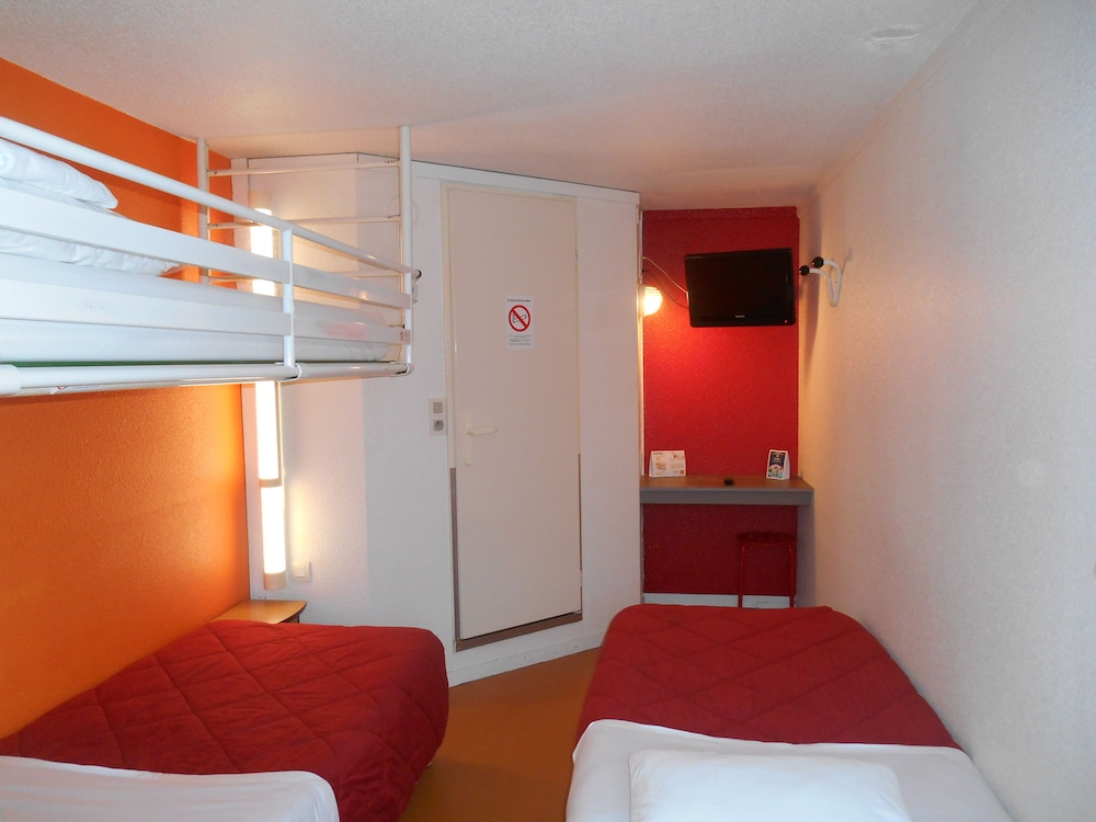 Standard Room, 3 Twin Beds - Photo 11