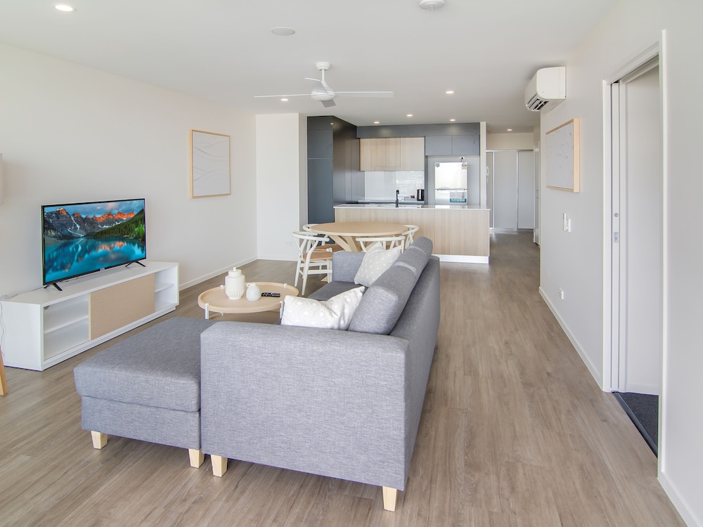 2 Bedroom Apartment with Pool View photo 2
