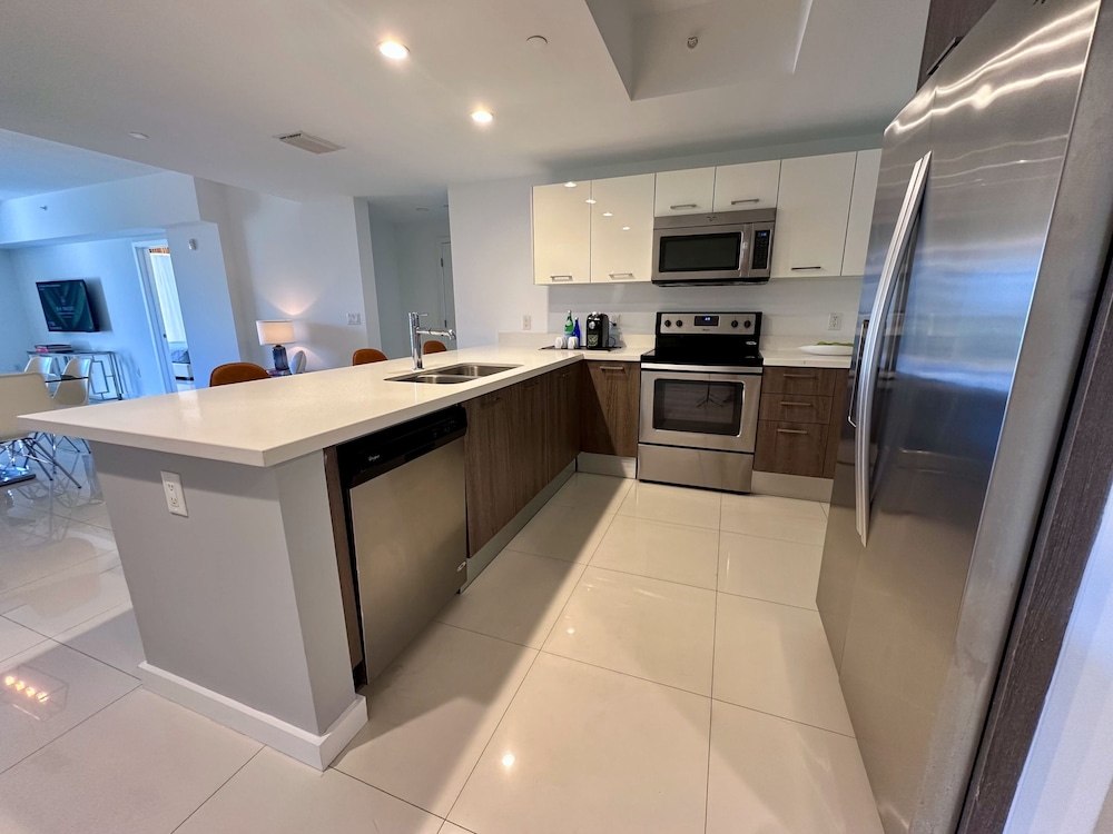 Urban - Two Bedroom Apartment w/Kitchen and Balcony
