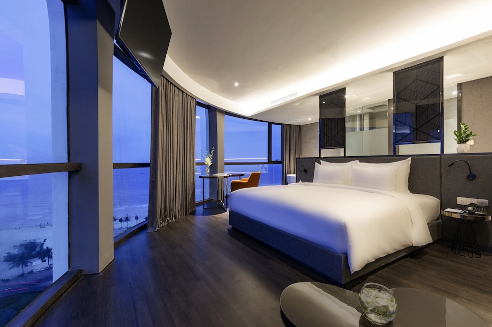 Executive Suite - Photo 1