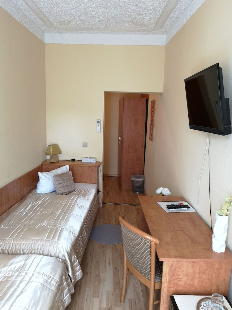 Classic Twin Room, 2 Twin Beds, City View (Lichtentaler Strasse 19) photo 1