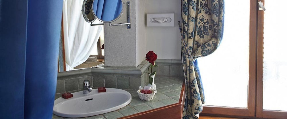 Superior Double Room thumbnail 6