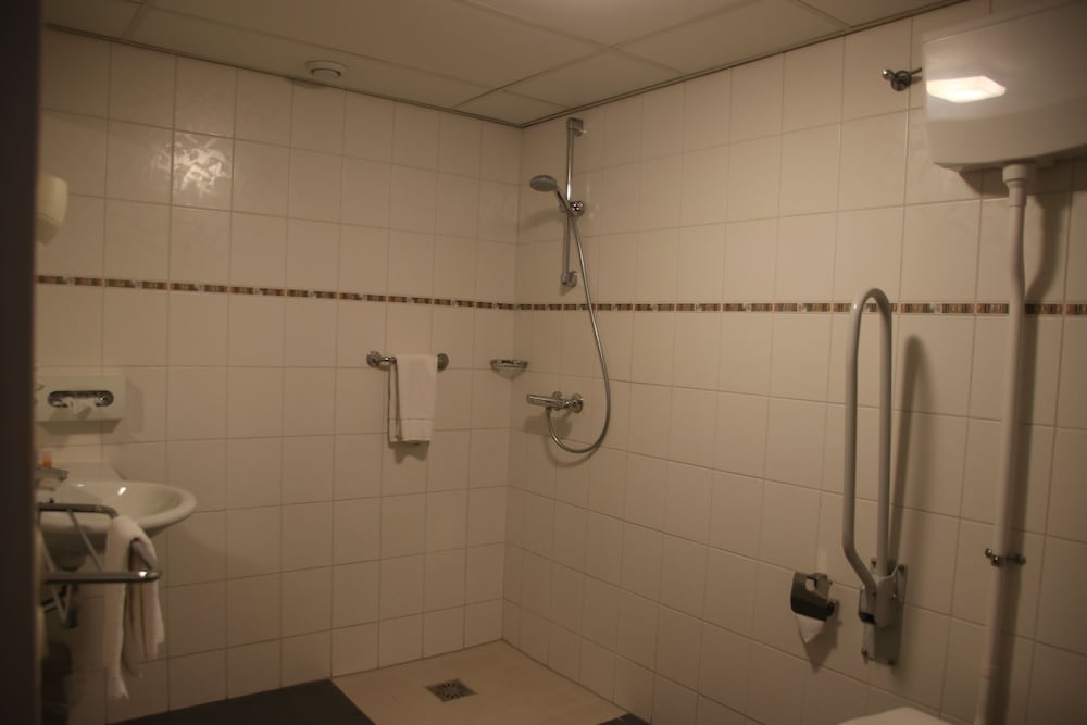 Standaard tweepersoonskamer met aangepaste badkamer photo 1
