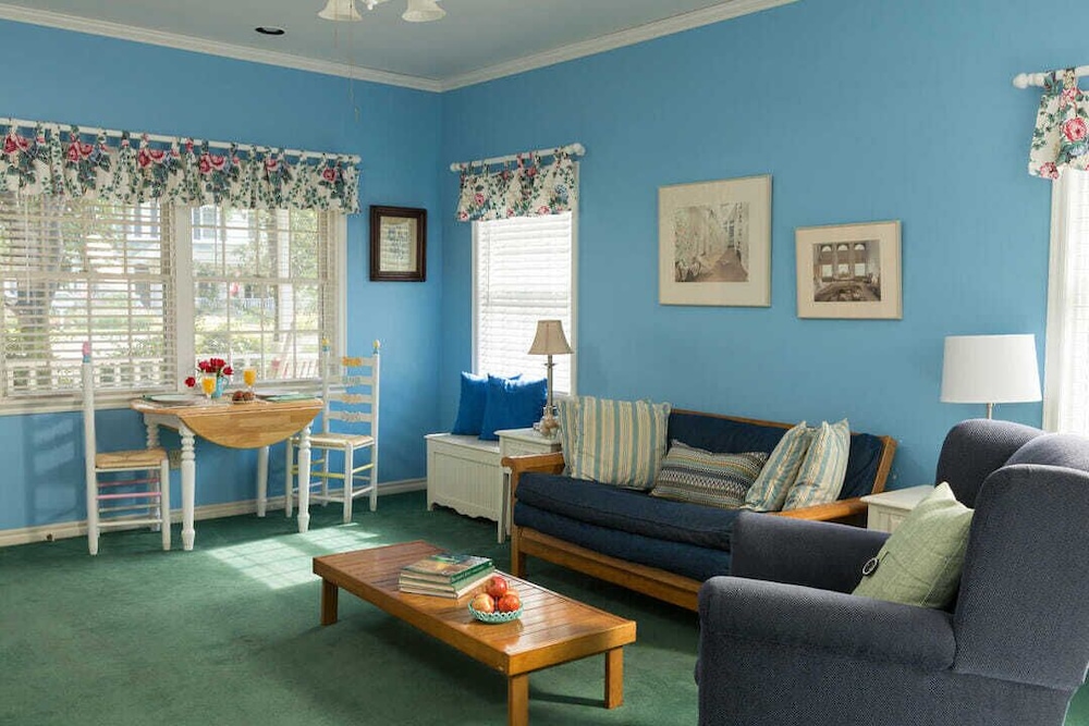 Cottage, 1 King Bed, Jetted Tub, City View photo 3