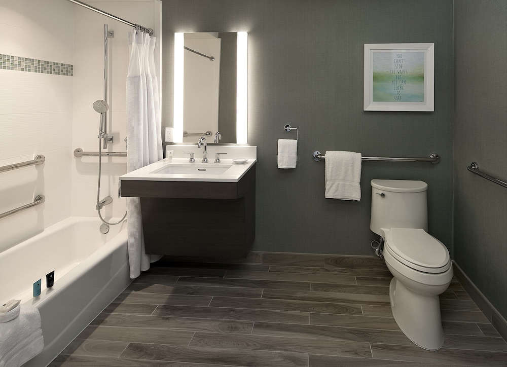 Standard Room, 1 Queen Bed, Accessible Bathtub (Communications) - Photo 9