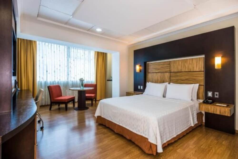 Deluxe Suite - Photo 2
