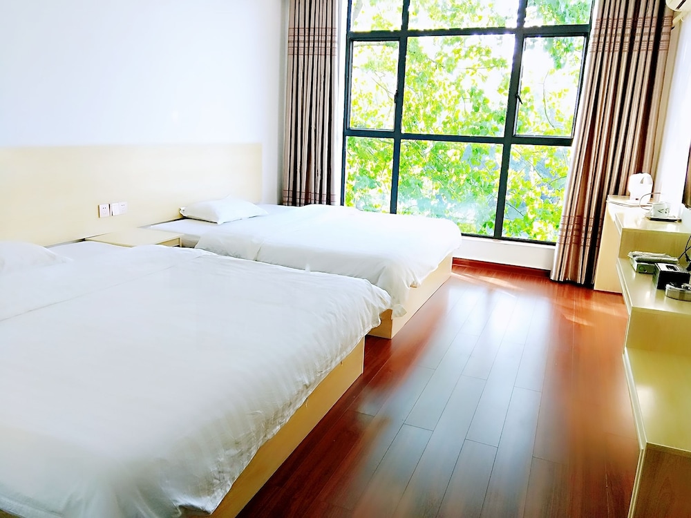 Design Twin Room with Lake View photo 1