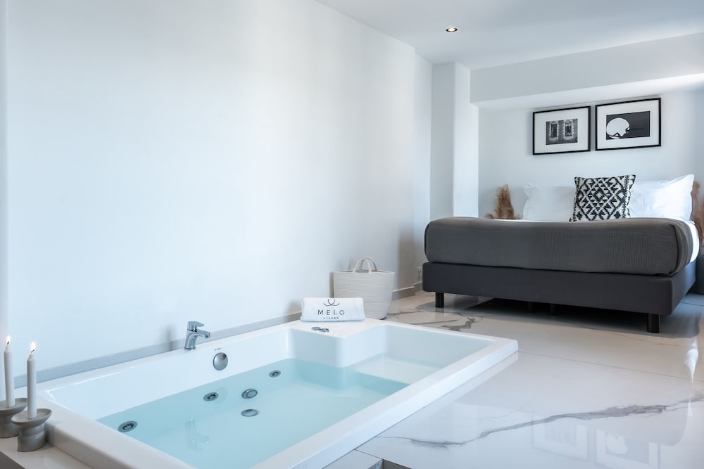 Luxury Suite, Hot Tub, City View photo 2