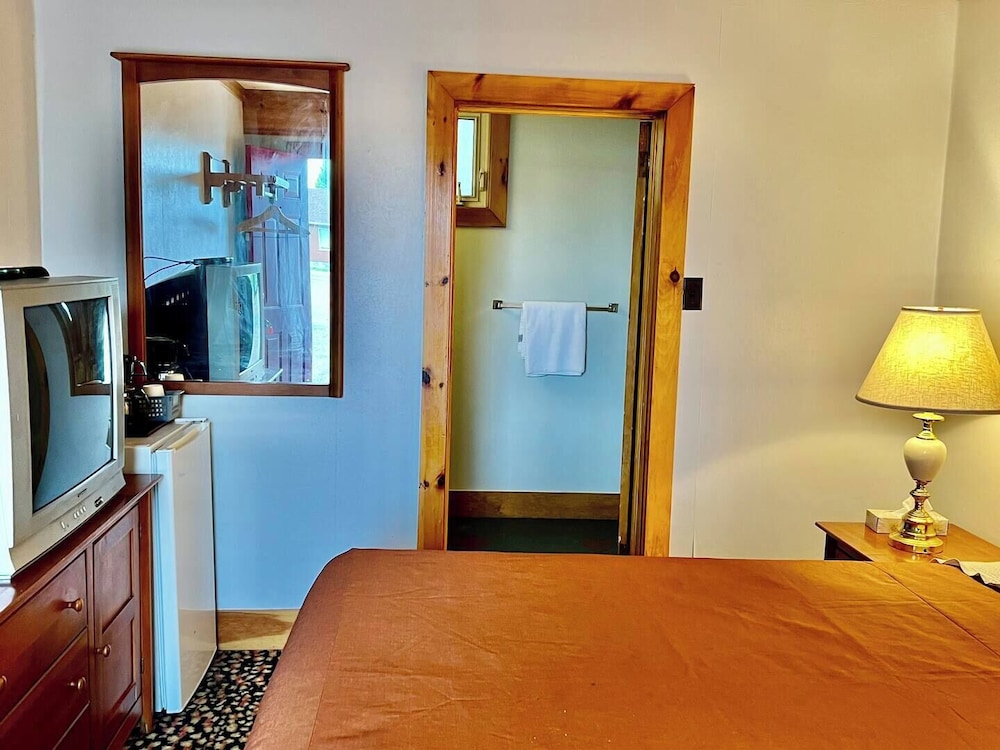 Standard Room, 1 Queen Bed photo 3