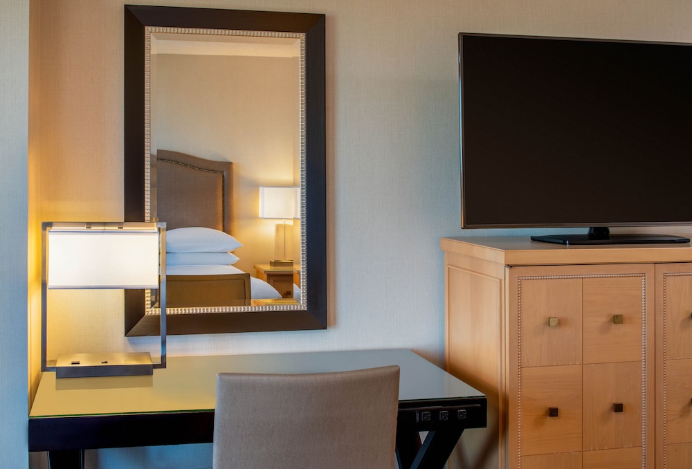Suite (Town Center) - Photo 5