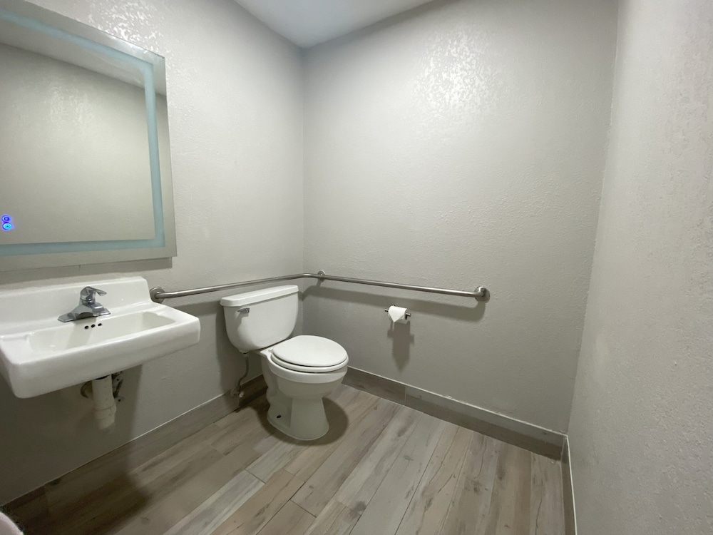 Deluxe Room, 2 Queen Beds, Accessible, Non Smoking - Photo 5