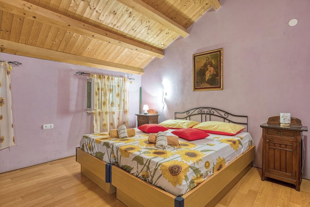 Family Apartment, Multiple Bedrooms, 2 Bathrooms, Mountainside (Island Top Sea View Estate 1)