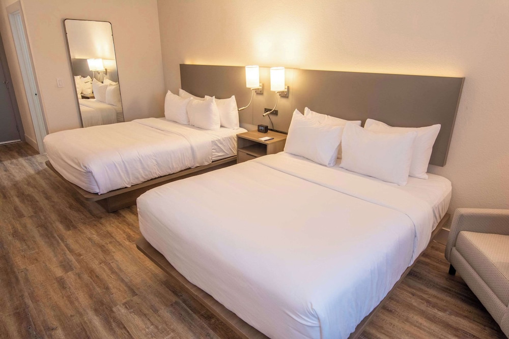 Standard Room, 2 Queen Beds, Non Smoking - Photo 1