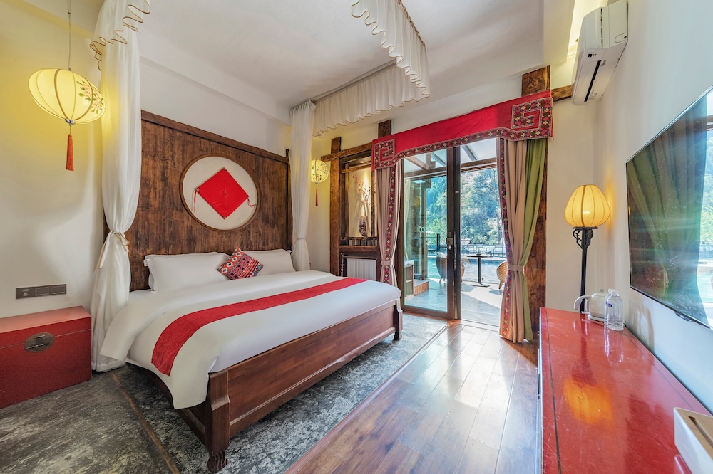 Signature Room, 1 King Bed, Resort View, Poolside photo 2